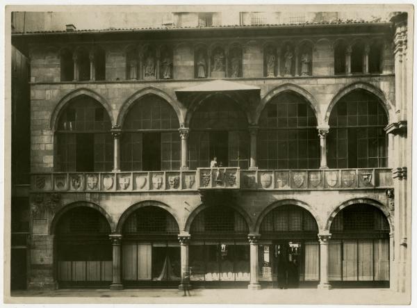 Milano - Piazza dei Mercanti - Loggia degli Osii - Facciata - Passante e due persone affacciate al balcone