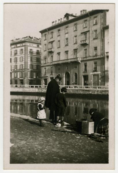 Milano - Cerchia dei Navigli - Via S. Marco - Tombon de San Marc - Un uomo con due bambini e una lavandaia