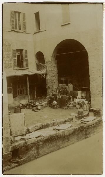 Milano - Cerchia dei Navigli - Zona Porta Vittoria - Casa e cortile