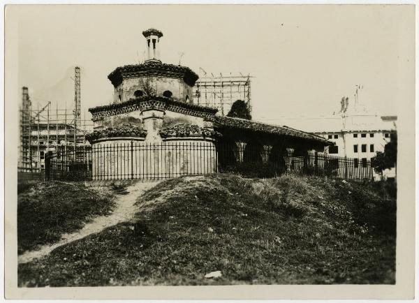 Milano - Via Andrea Doria 4 - Cascina Pozzobonelli - Oratorio prima durante la demolizione del 1907 - Impalcature