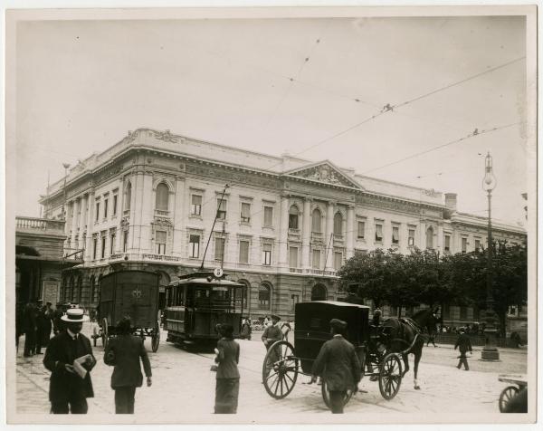 Milano - Piazza della Scala - Palazzo della Banca commerciale - Tram numero 5, carrozze con cavalli e passanti