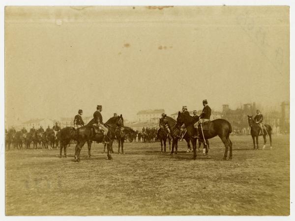 Ritratto di gruppo - reparti di cavalleria - Ex-Piazza d'Armi (ora Parco Sempione) - Milano