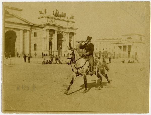 Milano - Vecchia Piazza d’armi (ora Parco Sempione) - Arco della pace e caselli daziari - reparti di cavalleria - militare trombettiere a cavallo