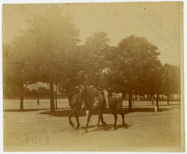 Milano - Vecchia Piazza d'armi (ora Parco Sempione) - Due uomini a cavallo