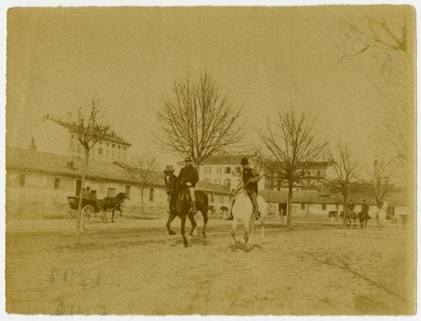 Milano - Vecchia Piazza d'armi (ora Parco Sempione) - Un cavaliere in uniforme e un uomo a cavallo