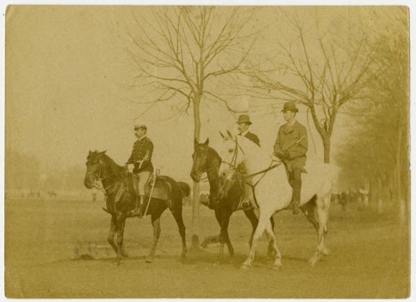 Milano - Vecchia Piazza d'armi (ora Parco Sempione) - Un cavaliere in uniforme e due uomini a cavallo