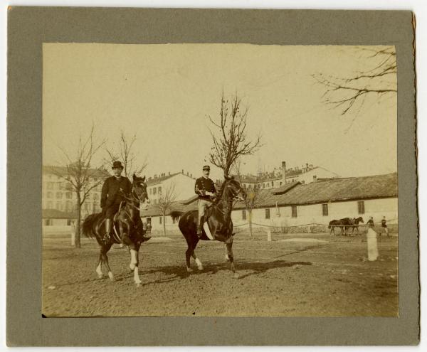 Milano - Vecchia Piazza d'armi (ora Parco Sempione) - Un cavaliere in uniforme e un uomo a cavallo