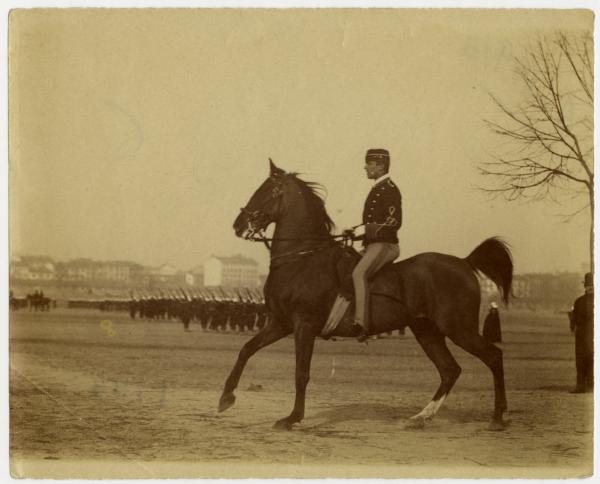 Milano - Vecchia Piazza d’armi (ora Parco Sempione) - cavaliere in uniforme - ritratto maschile