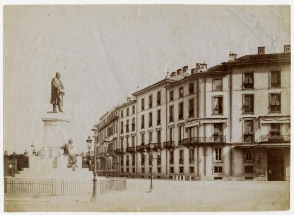 Milano - Piazza Cavour - Monumento a Camillo Benso conte di Cavour