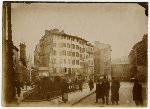 Milano - Piazza Cordusio - Apertura su via Broletto - Insegne di negozi