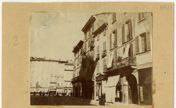 Milano - Piazza Cordusio - Edicole, insegne di negozi e pubblicitarie