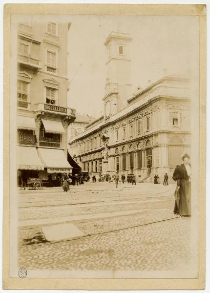 Milano - piazza Mercanti vista dalla Piazza del Duomo