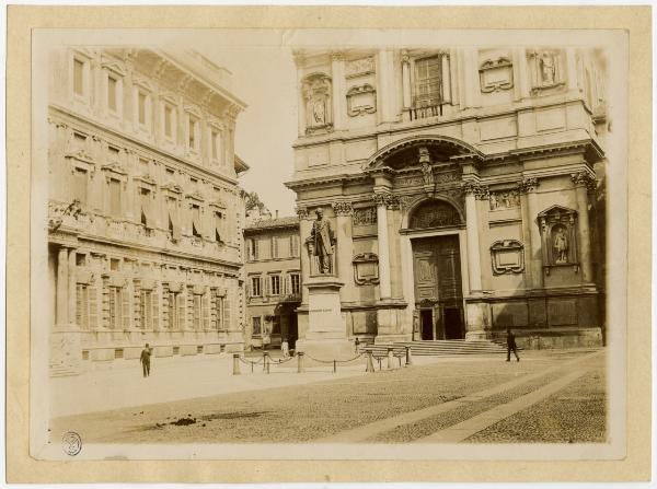 Milano - Piazza S. Fedele - Monumento a Alessandro Manzoni e portone della chiesa di S. Fedele