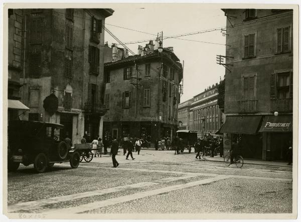 Milano - Imbocco via Larga - Automobile, carrozza, passanti e insegne di negozi