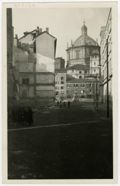 Milano - Piazza della Vetra - demolizioni - cupola della Basilica di San Lorenzo Maggiore