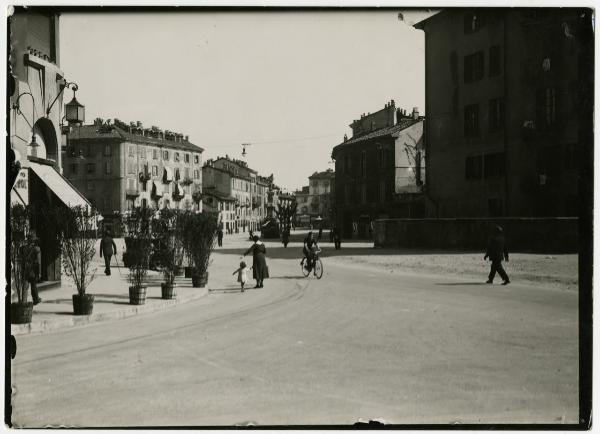 Milano - Piazza della Vetra - Statua di San Lazzaro - Passanti