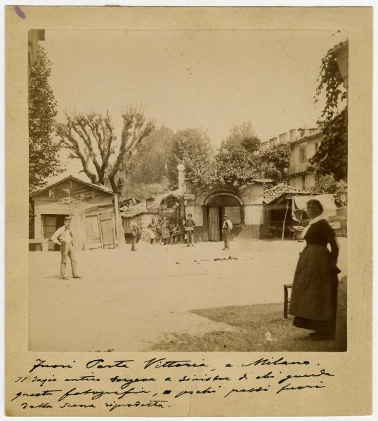 Milano - Porta Vittoria (già porta Tosa) - Baracche e drogheria