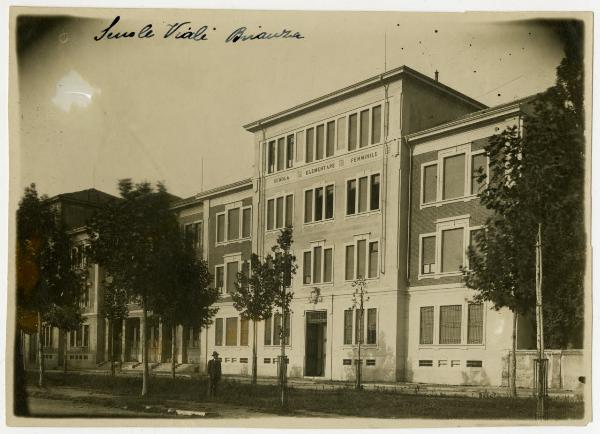 Milano - Viale Brianza - Scuole elementari (ora sede I.C.S. Teodoro Ciresola) - Ingresso s
cuola elementare femminile