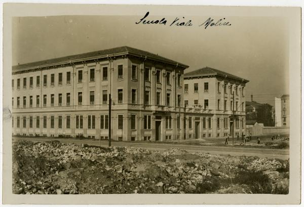 Milano - Viale Molise (ora Viale Mugello) incrocio con Via Ferrer (ora Via Giovanni Cena) - Scuola elementare (ora scuola primaria Mugello, sede I.C. Cinque Giornate)