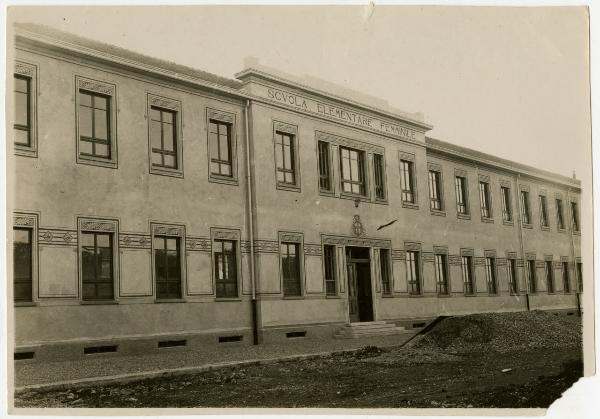 Milano - Via Polesine - Scuola elementare (ora scuola primaria di Via Polesine, sede I.C. Marcello Candia) - Ingresso Scuola elementare femminile