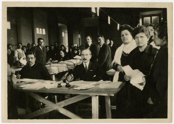 Milano - Comune di Milano - uffici - impiegati al lavoro e donne in attesa