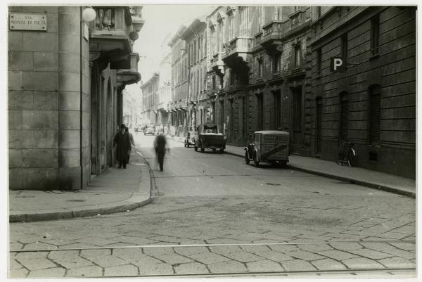 Milano - Via Borgonuovo vista da via Monte di Pietà - Casa Branca - furgoncino ditta Rubelli - autovetture e bicicletta - segnaletica parcheggio - rotaie tram