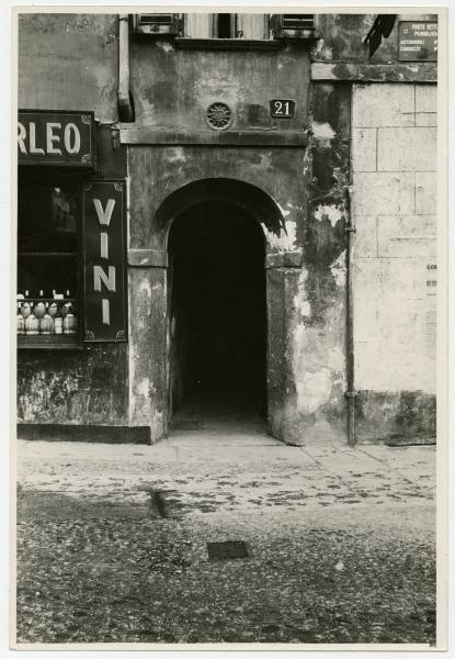 Milano - Via Bottonuto - ingresso al numero civico 21 - insegna di una vineria