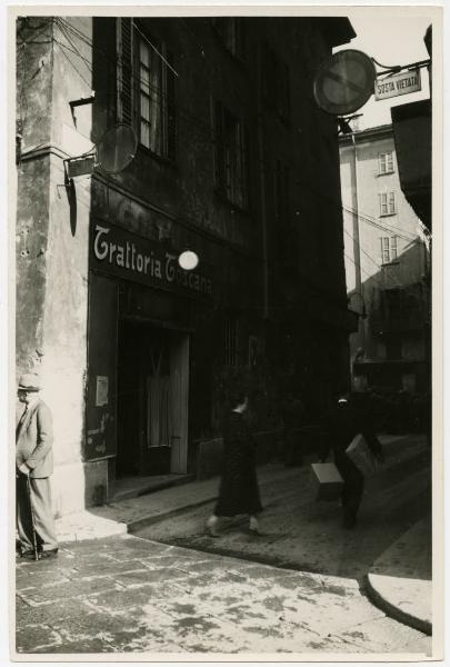 Milano - Via Bottonuto angolo via Paolo da Cannobio - trattoria toscana - cartello stradale di sosta vietata