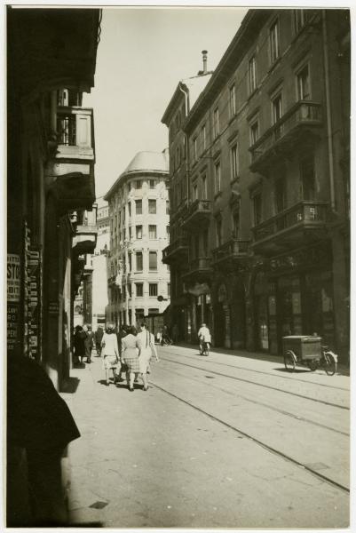 Milano - Via Cavallotti ripresa da Largo Augusto - Passanti, rotaie, carretto