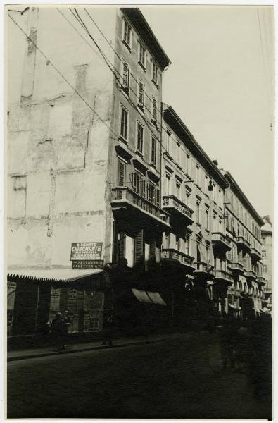 Milano - Via Cavallotti - Manifesti pubblicitari, negozio "pasticceria panetteria", passanti