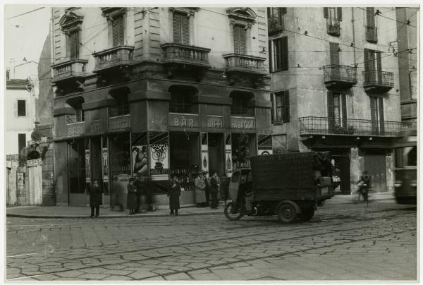 Milano - Via Manzoni, angolo Via Croce Rossa - Passanti, bar-tabacchi Biffi, negozio Paolo Guffanti (panettiere?), tram 16 (?), camioncino della ditta di trsporti Salvi e Caronna