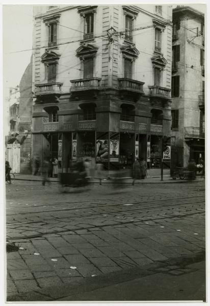 Milano - Via Manzoni, angolo Via Croce Rossa - Passanti, bar-tabacchi Biffi, negozio Paolo Guffanti (panettiere?)