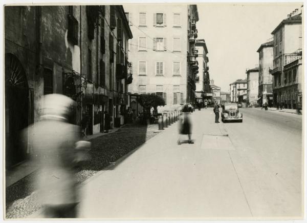 Milano - Via Molino delle Armi - Automobile e passanti