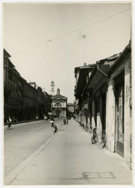 Milano - Via Molino delle Armi - Santuario di S.Maria della Vittoria - Passanti e biciclette