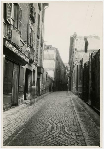 Milano - Via Paolo da Cannobio in direzione di Corso Roma (oggi Corso di Porta Romana) - "Trattoria Toscana Siena"