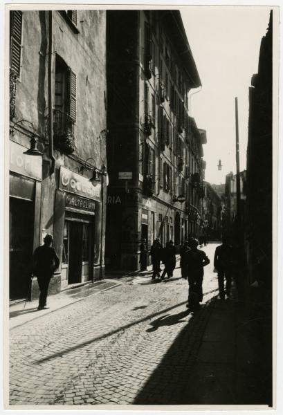 Milano - Via Paolo da Cannobio, angolo via Bottonuto verso Corso Roma (oggi Corso di Porta Romana) - Negozi "Trattoria Toscana Maltagliati" e "Drogheria Profumerie" - Passanti