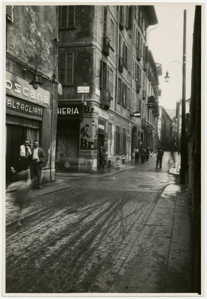 Milano - Via Paolo da Cannobio, angolo Via Bottonuto verso Corso Roma (oggi Corso di Porta Romana) - Negozi "Trattoria Toscana Maltagliati" e "Drogheria Profumerie" - Passanti