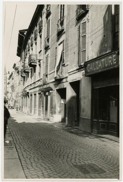 Milano - Via Paolo da Cannobio n. 25 e n. 27 - Negozi "Trattoria Toscana Siena" e "Calzature" - Campanile di San Gottardo in Corte