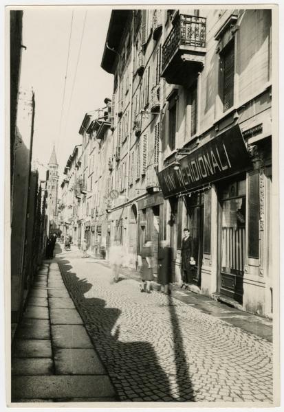 Milano - Via Paolo da Cannobio - Negozi "Osteria" e "Vini Meridionali" - Passsanti - Campanile di San Gottardo in Corte