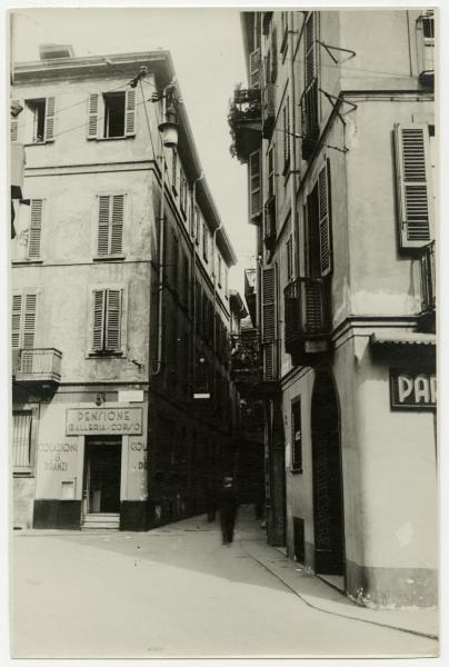 Milano - Via Pasquirolo, imbocco Via Passarella - Negozio "Parrucchiere" e "Pensione Galleria del Corso - Colazioni L.G. Pranzi"