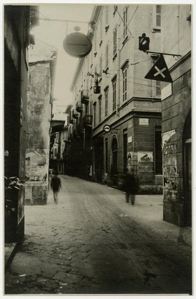 Milano - Via S. Maurilio e imbocco di Via Nerino - Cartelli stradali croce di S.Andrea e divieto di transito, passanti