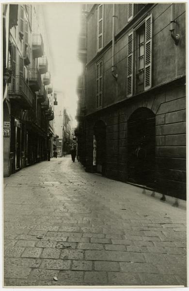 Milano - Via S. Maurilio, vista da via Torino, e imbocco di via Zecca Vecchia - Insegne di negozi Stireria-Tintoria e Radio, passanti