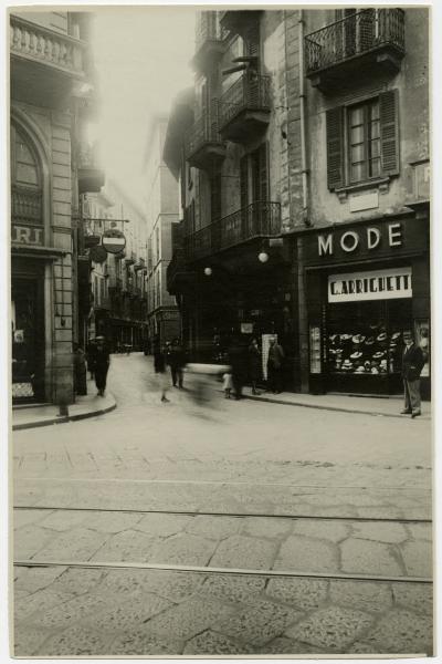 Milano - Via Torino e imbocco di via S. Maurilio - Insegne di negozio Mode G. Arrighetti - Cappelli da signora e cartello stradale di divieto d'accesso