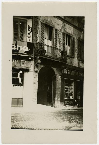 Milano - Piazza Fontana, 12 (Antica Piazza del Verziere) - Portale sec. XVI - Negozi tra cui "DITTA GIOVANNI TODESHIN/DROGHERIA"