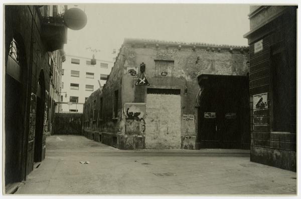 Milano - via Nerino - edificio diroccato - cartelli stradali a croce di S.Andrea - manifesti - Comune di Milano e proclamazione della sovranità italiana nell'Impero Etiopico (9 maggio 1936)