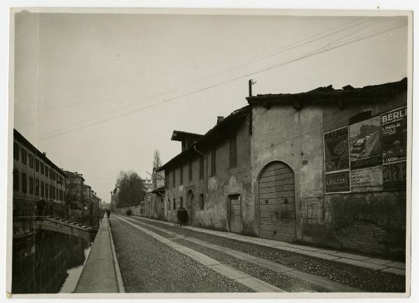 Milano - Naviglio di via Francesco Sforza - Manifesti pubblicitari, numero civico 23 e ponte