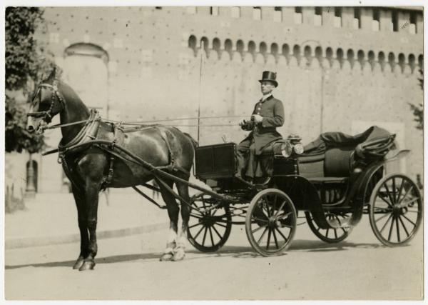 Milano - Castello Sforzesco - carrozza pubblica e cocchiere