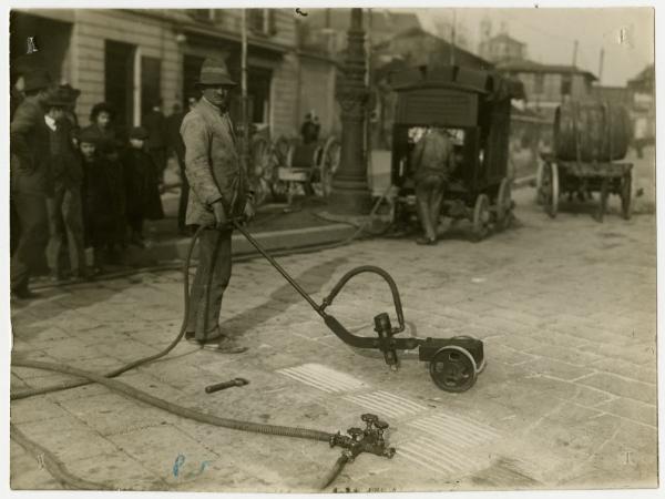 Milano - lavori stradali - spuntatura meccanica