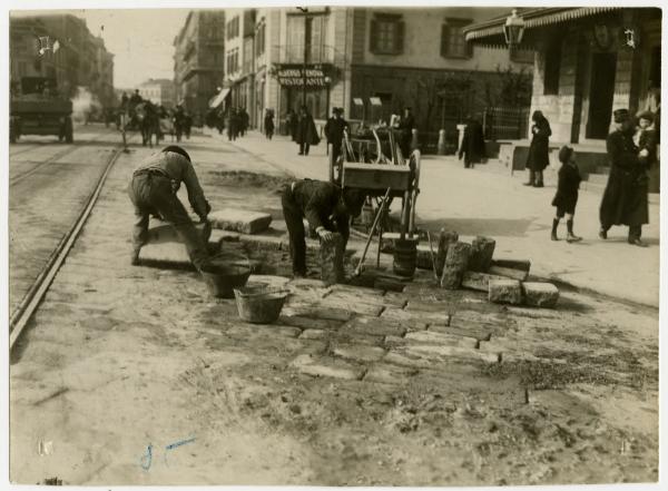 Milano - piazza General Cantore - lavori di riparazione del lastricato