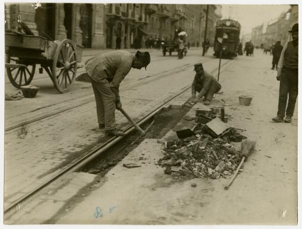 Milano - operai - lavori stradali - tram